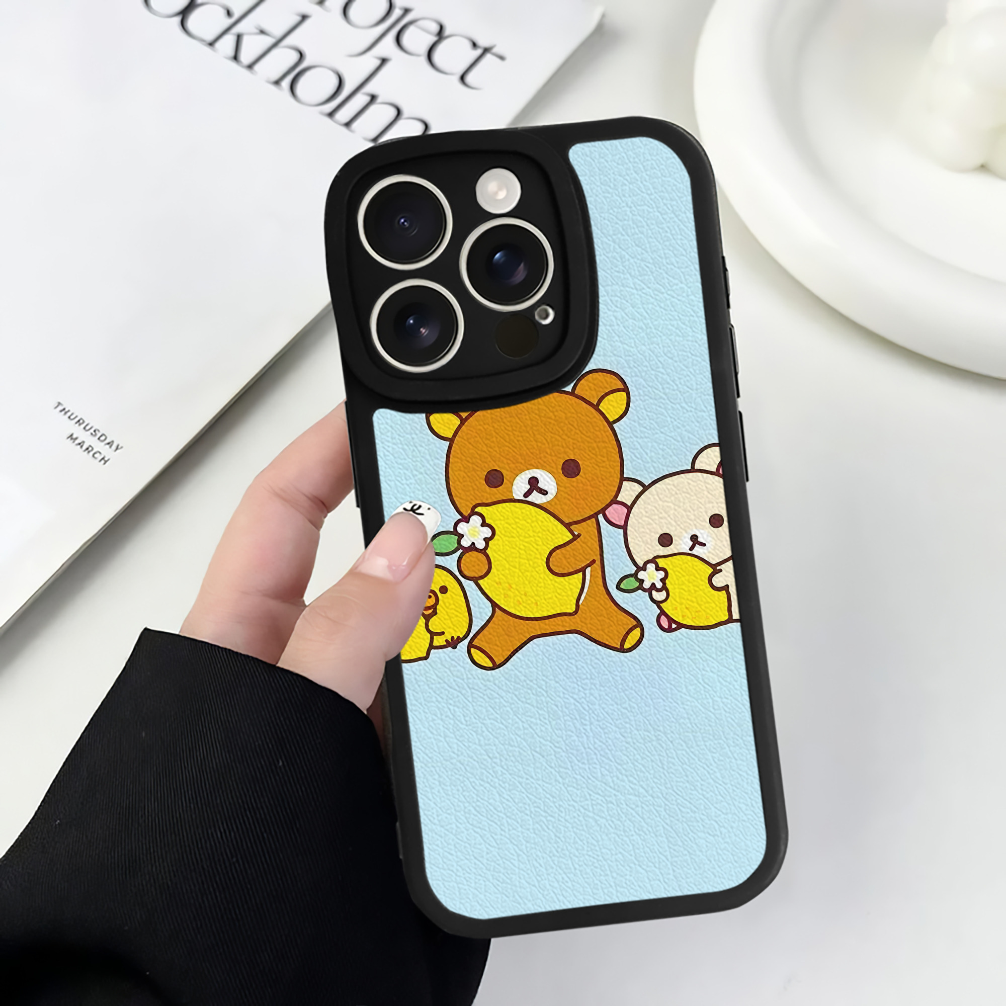 （画像用） リラックマ リラックマ キイロイトリ Rilakkuma Korilakkuma Kiiroitori 【iPhone 16シリーズ対応】シリコンスマホケース（レザー調） 材質：シリコン